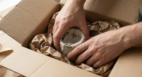 كراتين للمتاجر الالكترونية: دليل اختيار المقاسات والتغليف وتقليل التلف تثبيت المنتج داخل كراتين للمتاجر الالكترونية باستخدام حشو يحمي الزوايا ويمنع الحركة