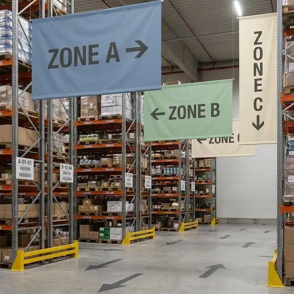 تخزين منتجات المتاجر: دليل عملي لتنظيم المستودع وتقليل الأخطاء تقسيم مناطق التخزين في المستودع لتسهيل تخزين منتجات المتاجر