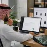 مشهد واقعي مرتبط بموضوع SEO والتحويل في المتجر: كيف لا تكسب زيارات تخسر الطلبات؟ من نسر المتاجر